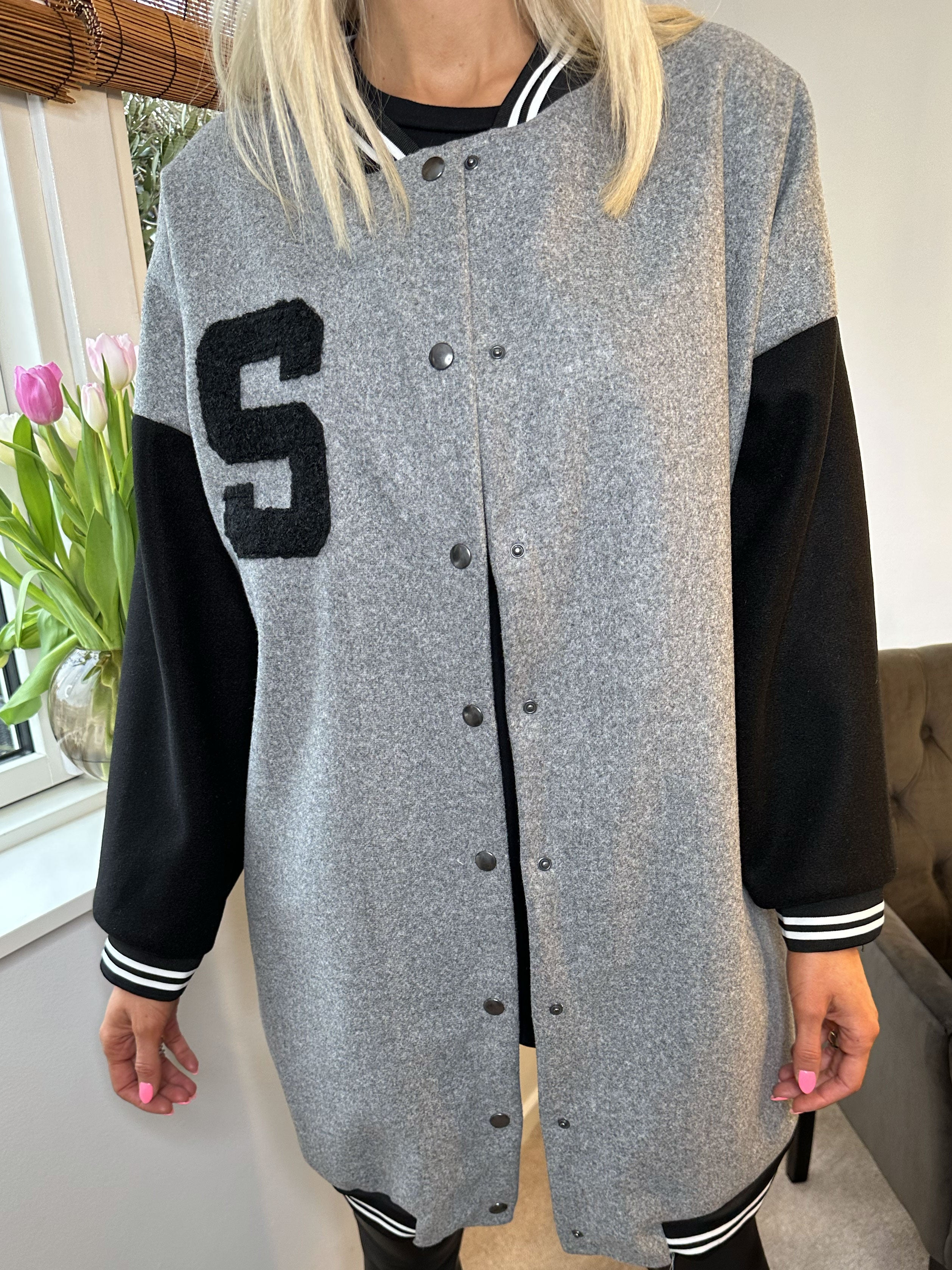 Andy - Fed lang college jakke med trykknapper